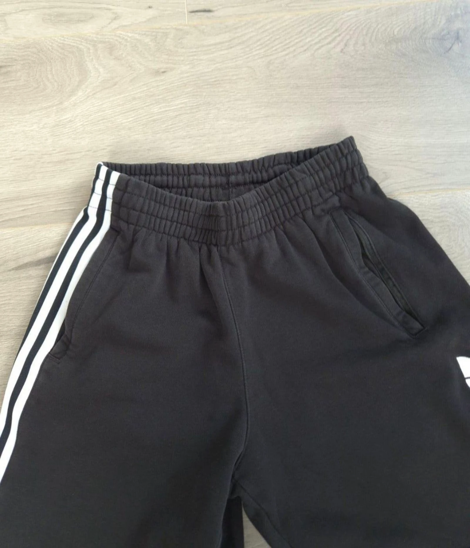Adidas Originals Short de survêtement noir avec trois bandes et logo Trefoil - Taille S – photo 3